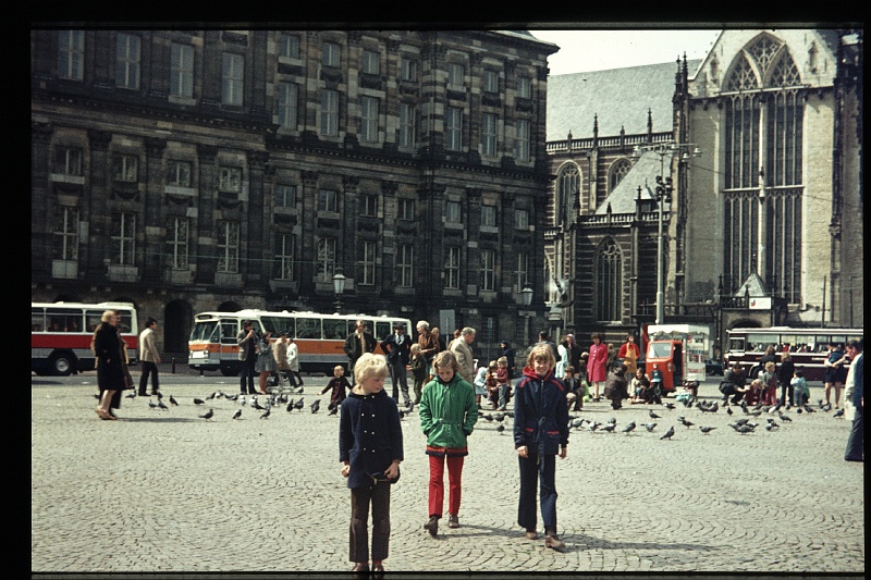 32.Amsterdam mei 1973 Brigitte,Marion,Peter.JPG
